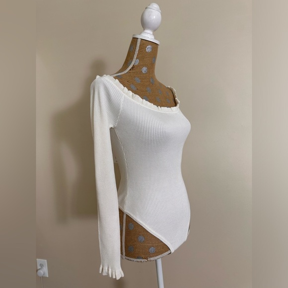 Missguided Frill Bardot Rib Knitted Off The Shoulder Bodysuit - Picture 3 of 5